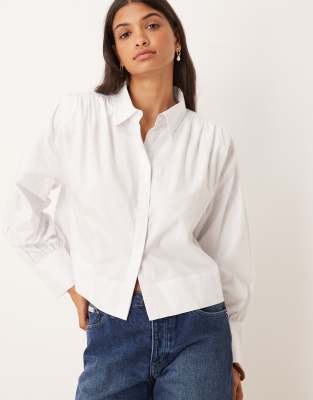 ASOS DESIGN - Geraffte Hemdbluse mit Schulterpolstern in Weiß