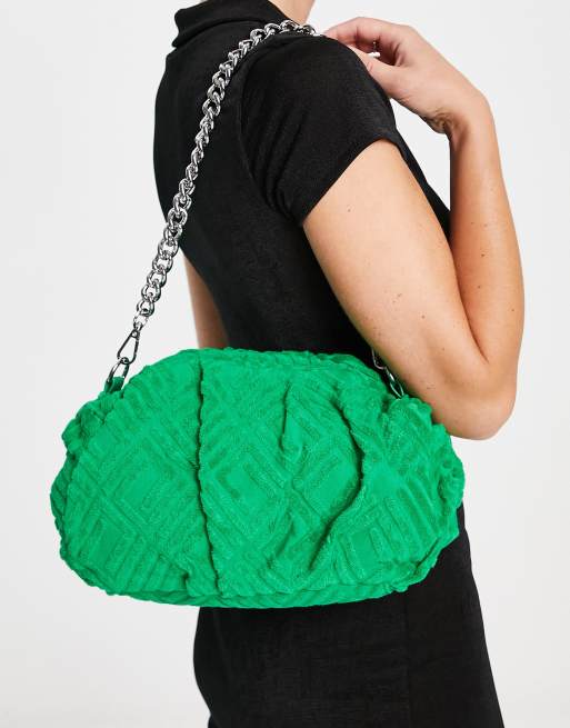 ASOS DESIGN – Geraffte Oversize-Clutch aus Frottee in Grün mit abnehmbarer Schulterkette, 3 von 4