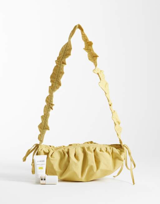 ASOS DESIGN – Geraffte, verstellbare Umhängetasche aus Nylon in Buttermilchgelb, 2 von 4