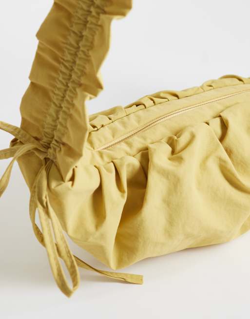 ASOS DESIGN – Geraffte, verstellbare Umhängetasche aus Nylon in Buttermilchgelb, 3 von 4