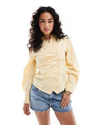ASOS DESIGN - Geraffte Wickelhemdbluse in Buttermilchgelb mit Cocoon-Ärmeln