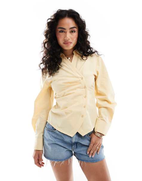 ASOS DESIGN – Geraffte Wickelhemdbluse in Buttermilchgelb mit Cocoon-Ärmeln - view 1