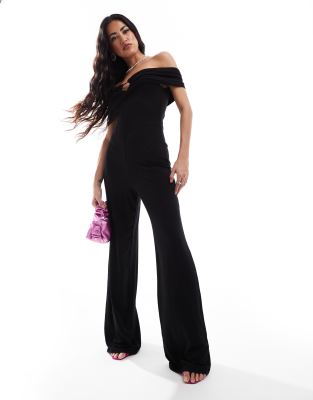 ASOS DESIGN - Geraffter Bardot-Jumpsuit in Schwarz mit Cut-out vorne