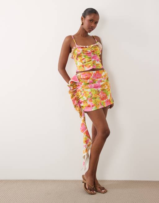 ASOS DESIGN – Geraffter Minirock aus Kreppstoff mit Rüschendetail und Blumenmuster, Kombiteil, 2 von 5