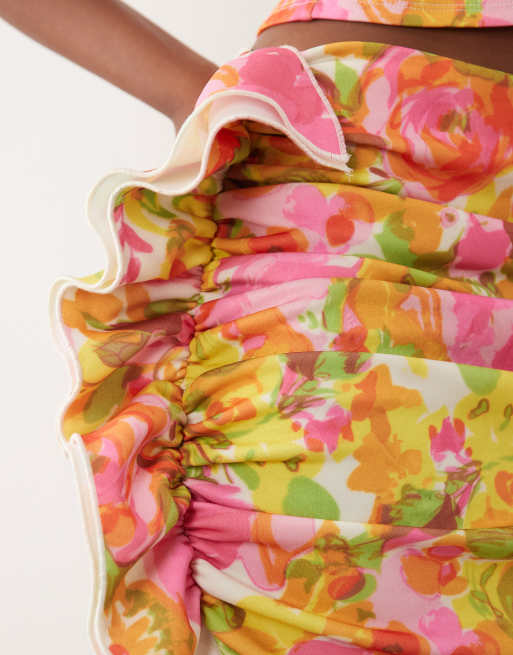ASOS DESIGN – Geraffter Minirock aus Kreppstoff mit Rüschendetail und Blumenmuster, Kombiteil, 3 von 5