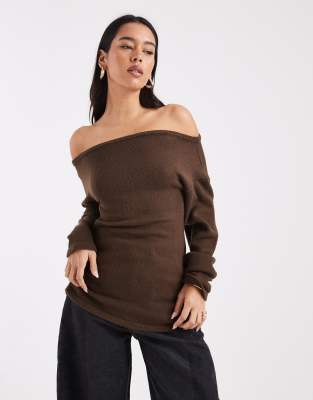 ASOS DESIGN - Geraffter Strickpullover in Schokobraun mit One-Shoulder-Design-Brown
