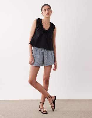 ASOS DESIGN - Gerafftes, ausgestelltes Oberteil in Weiß