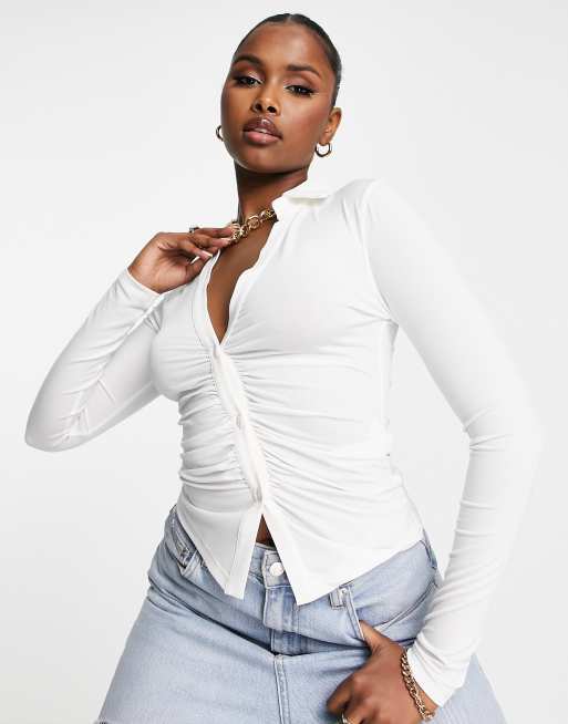 ASOS DESIGN – Gerafftes, eng anliegendes Hemd in Ecru mit tiefem Ausschnitt