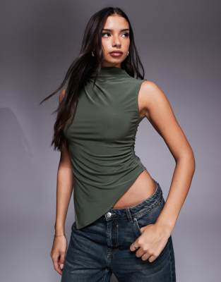 ASOS DESIGN - Gerafftes, figurbetontes Oberteil in Khaki mit asymmetrischem Saum, hohem Stehkragen und Blumenmuster-Grün