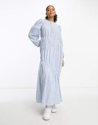 ASOS DESIGN - Gerafftes, gestuftes Maxikleid mit blauem Picknick-Karomuster-Bunt