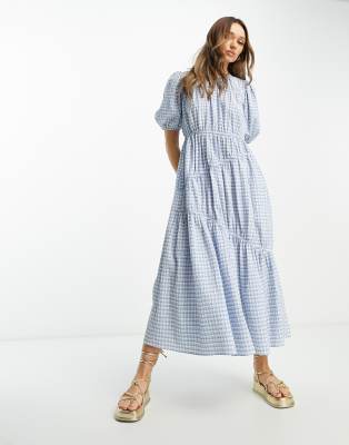 ASOS DESIGN - Gerafftes, gestuftes Midikleid mit blauem Picknick-Karomuster-Bunt