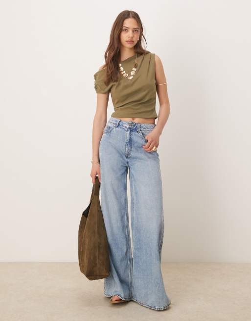 ASOS DESIGN – Gerafftes, knapp geschnittenes, schulterfreies T-Shirt in Khaki, 3 von 4