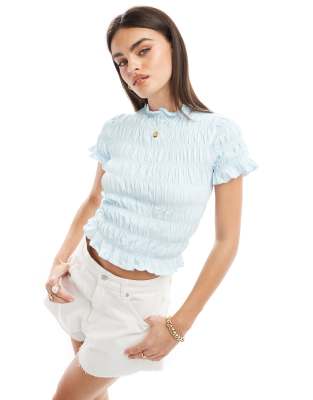 ASOS DESIGN - Gerafftes, knapp geschnittenes T-Shirt in Babyblau