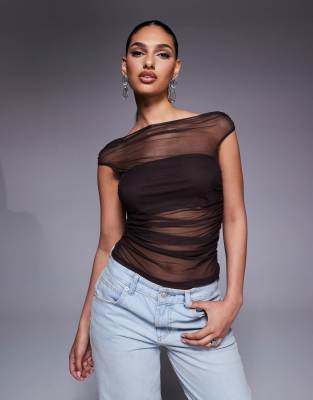 ASOS DESIGN - Gerafftes, kurzärmliges und schulterfreies Oberteil aus Mesh in Schokobraun