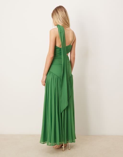 ASOS DESIGN – Gerafftes Maxikleid in Grün mit Neckholder und weitem Rock, 3 von 4