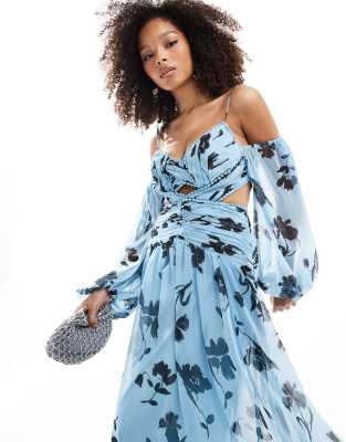 ASOS DESIGN - Gerafftes Maxikleid mit Blumenmuster auf blauem Hintergrund und Einsätzen aus Spitze-Bunt