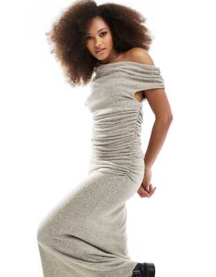 ASOS Design – Gerafftes Midaxi-Kleid in Hellbeige mit asymmetrischem Ausschnitt