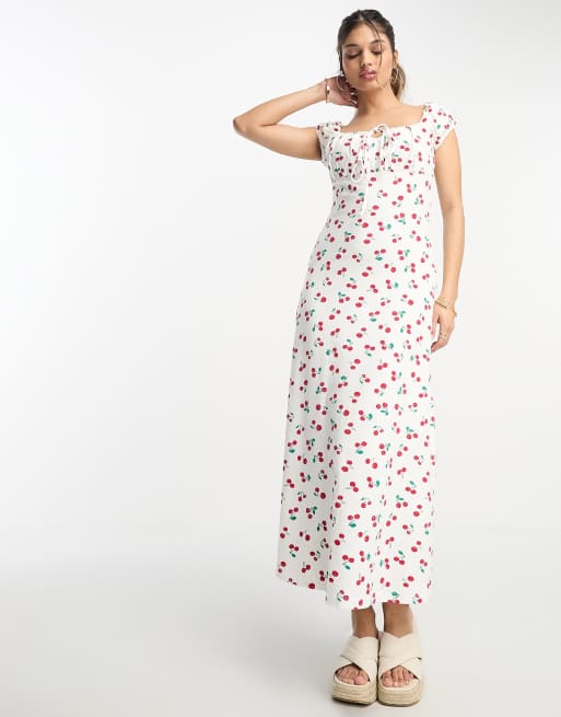 ASOS DESIGN – Gerafftes Midi-Freizeitkleid mit Flügelärmeln und Kirschprint in Weiß