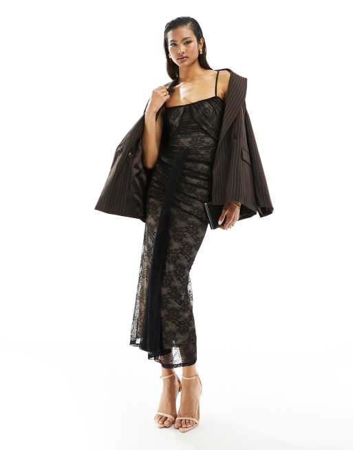 ASOS DESIGN – Gerafftes Midi-Trägerkleid mit Spitze aus Netzstoff in Schwarz