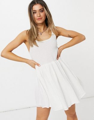 ASOS DESIGN – Gerafftes Mini-Sommerkleid im Skater-Stil mit U-Rückenausschnitt in Weiß