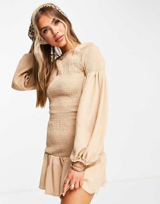 ASOS DESIGN – Gerafftes Minikleid in Beige mit Ballonärmeln und Schößchensaum