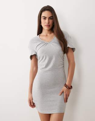ASOS DESIGN - Gerafftes Minikleid in Grau mit V-Ausschnitt