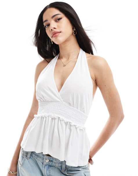 ASOS DESIGN – Gerafftes Neckholder-Top in Weiß mit Schößchensaum - view 1