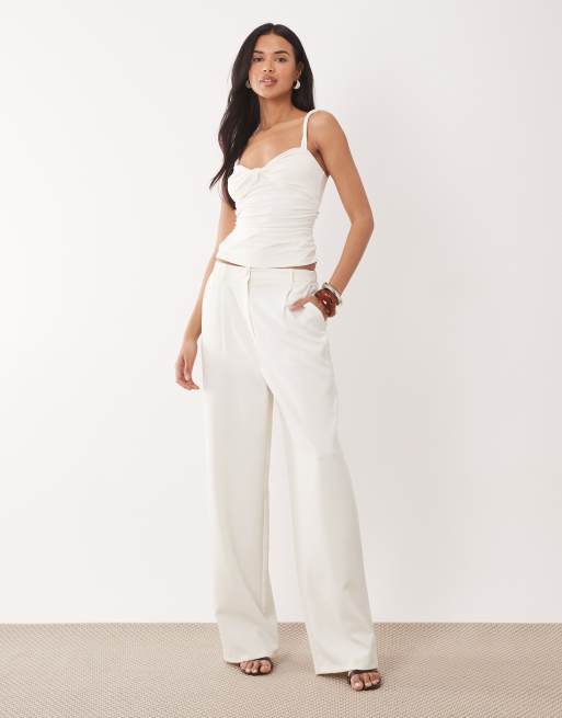 ASOS DESIGN – Gerafftes Oberteil aus Polyamid in Cremeweiß mit verdrehtem Träger und geknoteter Vorderseite, 2 von 4