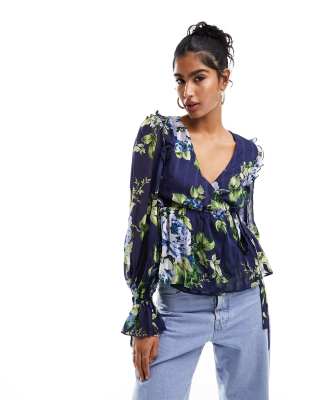 ASOS DESIGN - Gerafftes Oberteil in Blau mit Blumenmuster