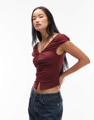 ASOS DESIGN - Gerafftes Oberteil in Burgunderrot mit V-Ausschnitt und gebundener Rückseite