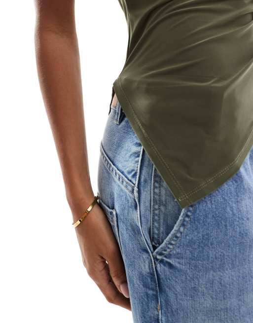 ASOS DESIGN – Gerafftes Oberteil in Khaki mit asymmetrischem Saum und hohem Stehkragen, 3 von 4