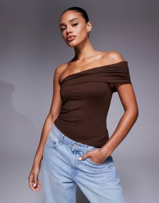 ASOS DESIGN - Oberteil aus Polyamid in Braun mit One-Shoulder-Träger, Carmen-Ausschnitt und asymmetrischem Saum-Brown