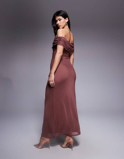 ASOS DESIGN – Gerafftes, schulterfreies Maxikleid in Kastanienbraun, 2 von 4