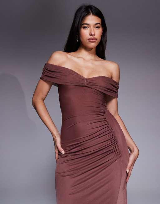 ASOS DESIGN – Gerafftes, schulterfreies Maxikleid in Kastanienbraun, 3 von 4