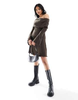 ASOS DESIGN – Gerafftes, schulterfreies Mini-Strickkleid in Schokobraun mit U-Boot-Ausschnitt und Zopfmuster