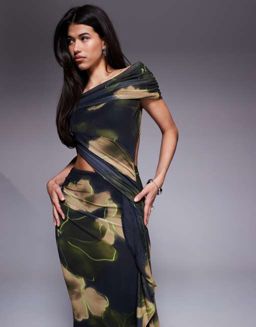ASOS DESIGN – Gerafftes, schulterfreies Netzstoff-Midikleid mit gerüschtem Schärpendetail und Blumenmuster in Schwarz und Grün, 3 von 4