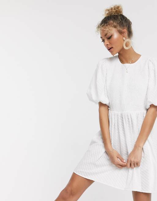 ASOS DESIGN – Gerafftes, strukturiertes Mini-Hängerkleid in Weiß mit Puffärmeln