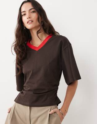 ASOS DESIGN - Gerafftes T-Shirt in Schokobraun mit kontrastierendem V-Ausschnitt in Rot, Kombiteil-Brown