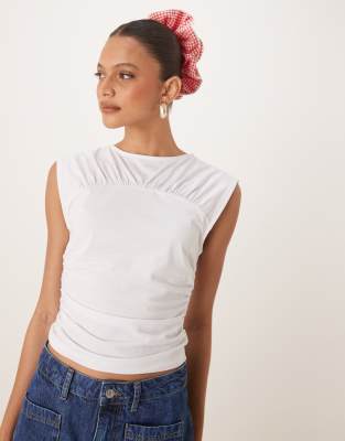 ASOS DESIGN - Gerafftes T-Shirt in Weiß mit Kappärmeln