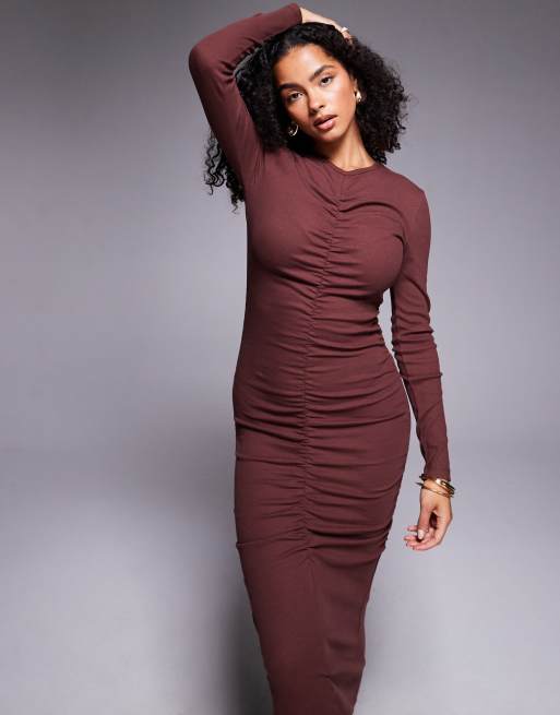 ASOS DESIGN – Gerafftes und geripptes Midikleid in Schokobraun, 2 von 4