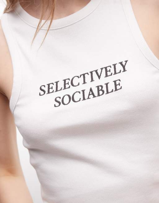 ASOS DESIGN - Geribbeld hemdje met lage ronde hals en geborduurde 'Selectively Sociable' slogan in wit, 2 van 4