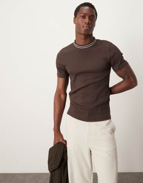 ASOS DESIGN - Geribbeld hoogsluitend muscle fit T-shirt in donkerbruin - view 1