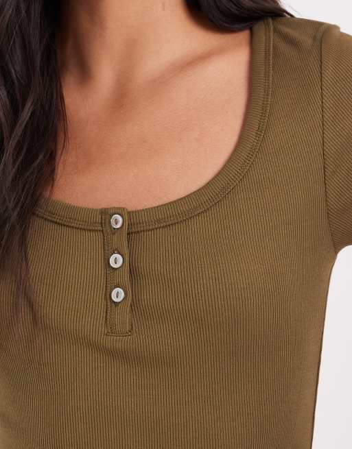 ASOS DESIGN geribbelde babytee met lage ronde hals en henley in kaki, 3 van 4
