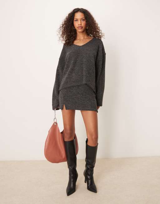 ASOS DESIGN - Geribbelde bouclé top met V-hals in antracietgrijs, deel van co-ord set, 2 van 4