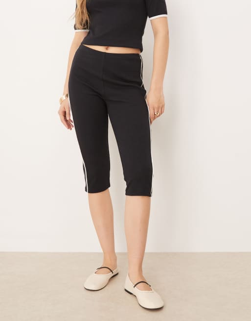 ASOS DESIGN - Geribbelde capribroek met contrasterende biezen in zwart, deel van co-ord set, 3 van 5