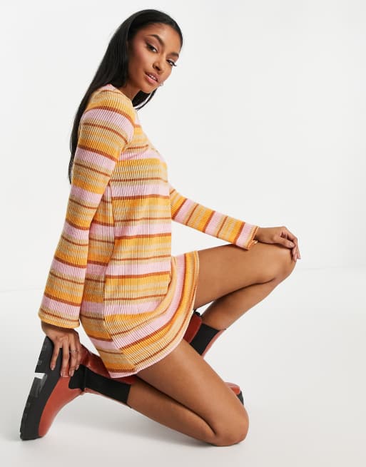 ASOS DESIGN - Geribbelde, geborstelde mini-jurk met uitlopende mouwen in gestreept oranje, 2 van 4