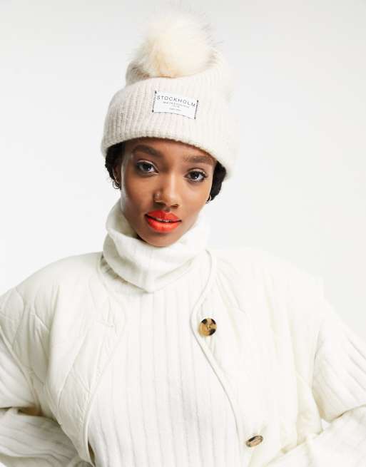ASOS DESIGN - Geribbelde gebreide beanie met pompon en labeltje in crème, 4 van 4