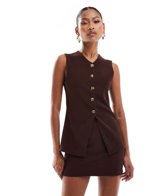 ASOS DESIGN - Geribbelde gilettop met V-hals, knoopsluiting en lange pasvorm in chocoladebruin, deel van co-ord set