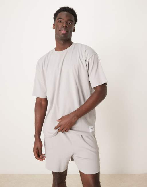 ASOS DESIGN - Geribbelde loungeset met T-shirt en short met geborduurde patch in grijs