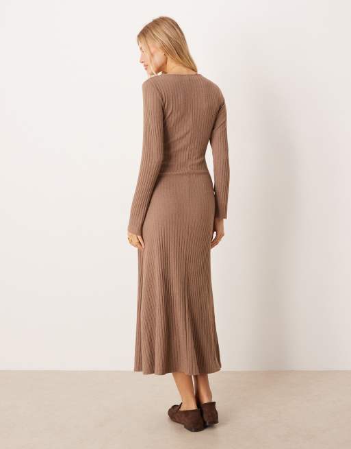 ASOS DESIGN - Geribbelde maxi-jurk met lange mouwen en naaddetails in lichtbruin, 3 van 4
